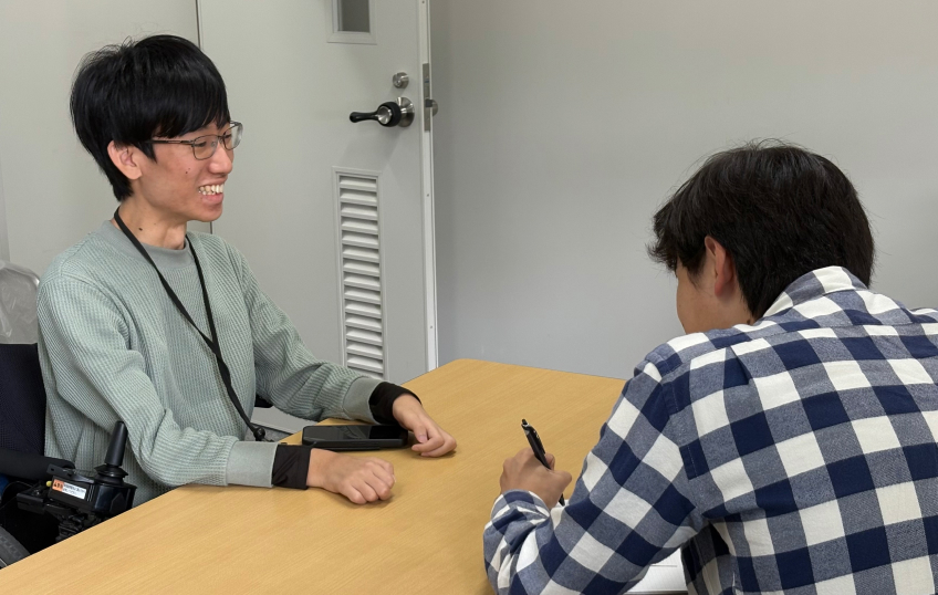車椅子を利用する方と学生サポーターが対話する様子